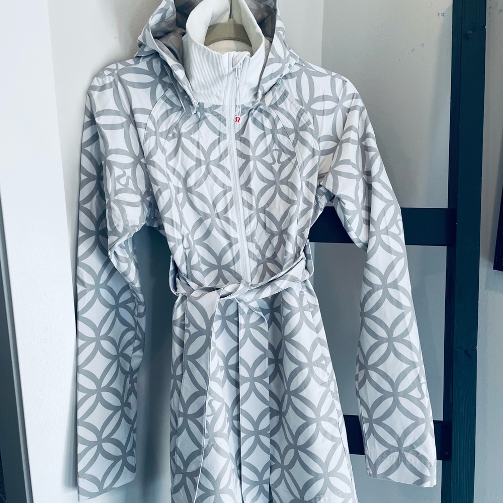 Lululemon Athletica “Essence” White and Gray Geometric Hooded Trench Coat.
